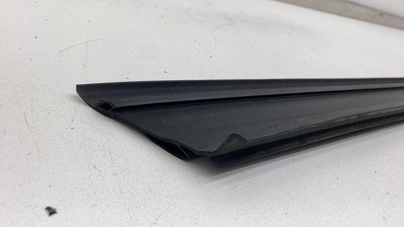 PT00002356 ⭕ 22-24 Rivian R1T Left Driver Side Skirt Rocker Panel Molding Seal PT00002356