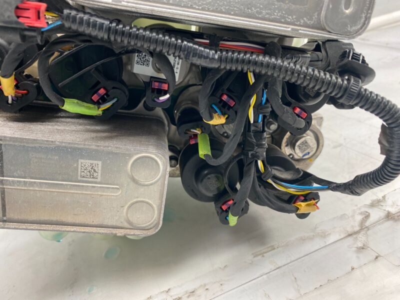 1523000 96 E 20-23 Model Y Supermanifold Refrigerant Chiller + Coolant Reservoir 1547595-96-F