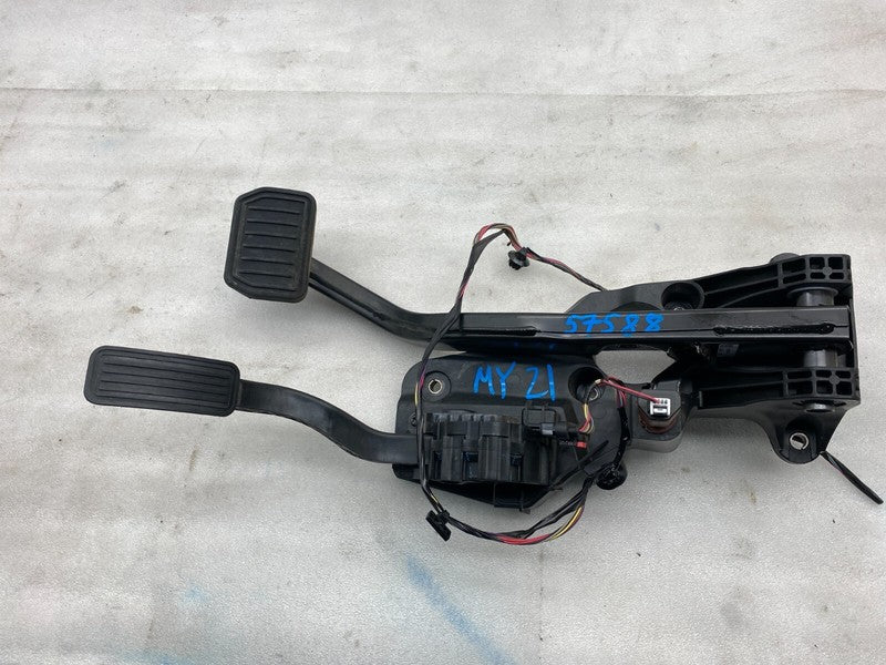 ⭕ 2020-2024 Tesla Model Y Accelerator and Brake Pedal Pad Assembly 118