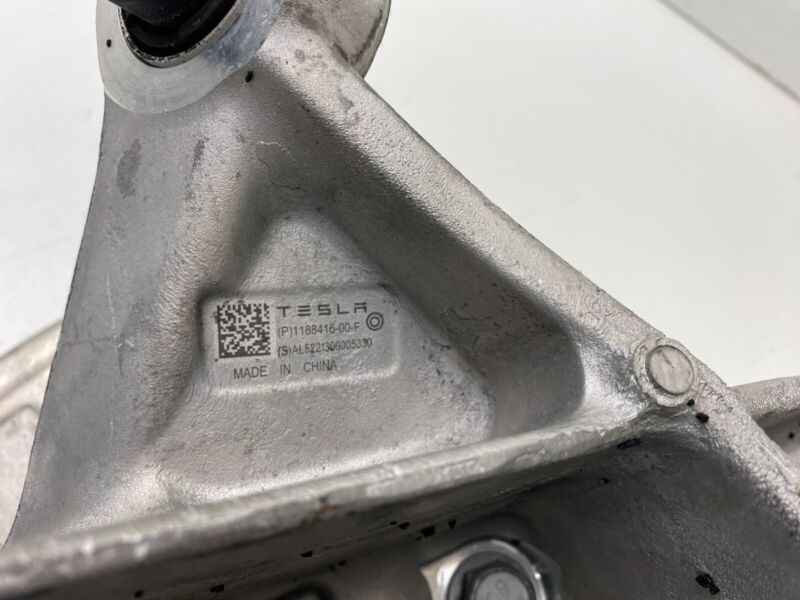 118841600F 20-24 Model Y Rear Right Spindle Knuckle w/ Wheel Hub & Dust Shield 1188416-00-F