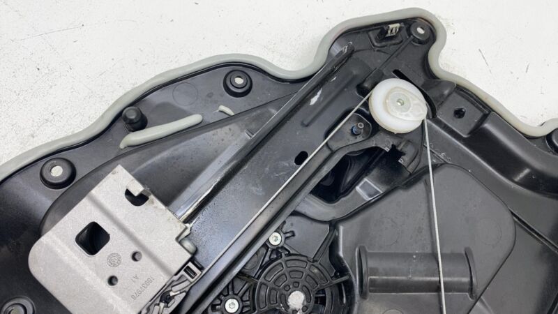 1096622-00-J ⭕17-20 Tesla Model 3 Rear Left Window Regulator and Motor + Carrier 1096622-00-J
