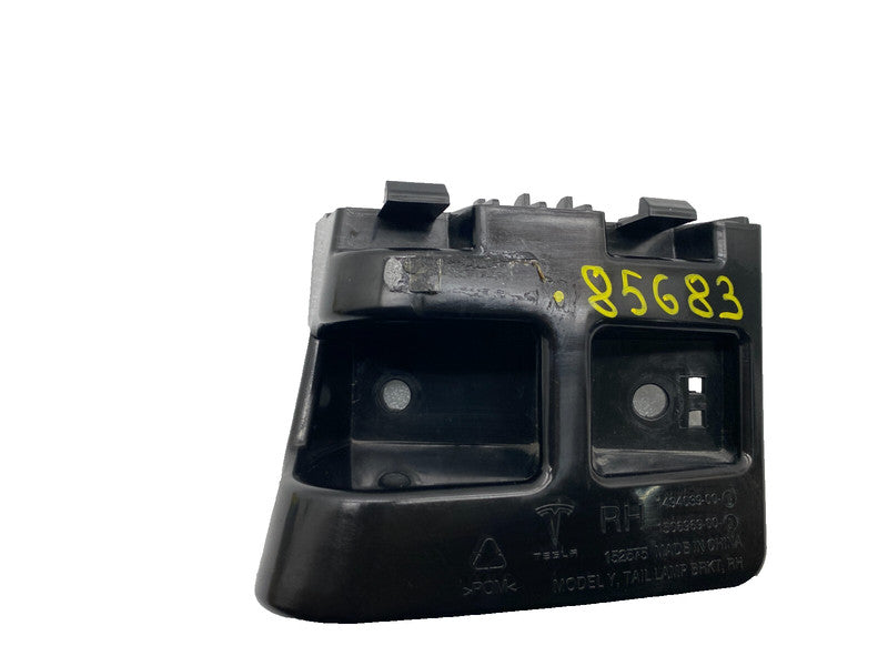 149403900D ⭕ 20-23 Model Y MY Passenger Side Taillight Tail Lamp Bracket Right 1494039-00-D