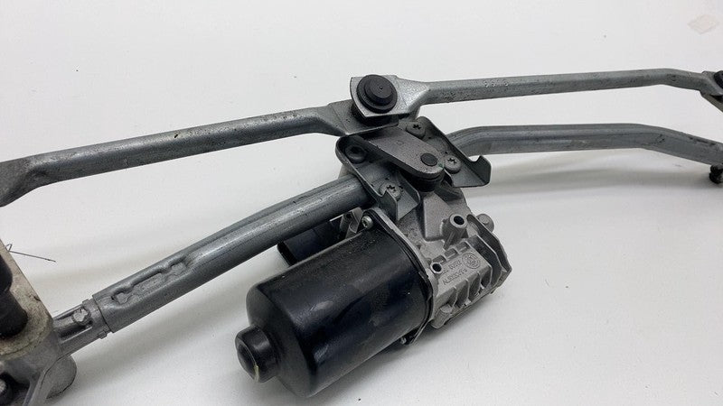 9851351 02 2017-2023 BMW 530e G30 Front Windshield Wiper Transmission Linkage & Motor OEM