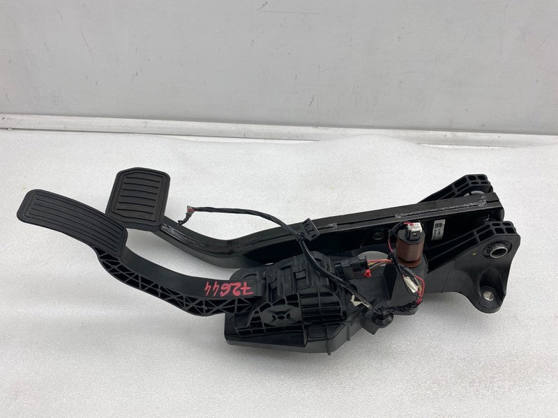 118869100B ⭕ 2020-2023 Tesla Model Y Accelerator and Brake Pedal Pad Assembly 1188691-00-B