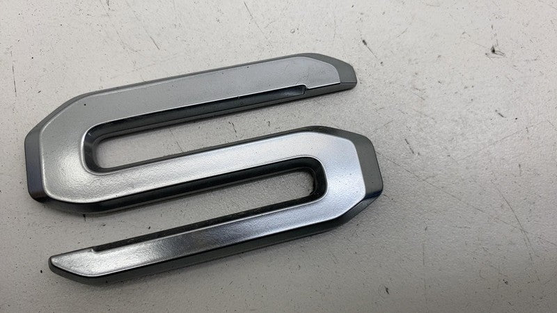 ⭕ 2025 Rivian R1S Silver Tailgate Emblem Badge` Model