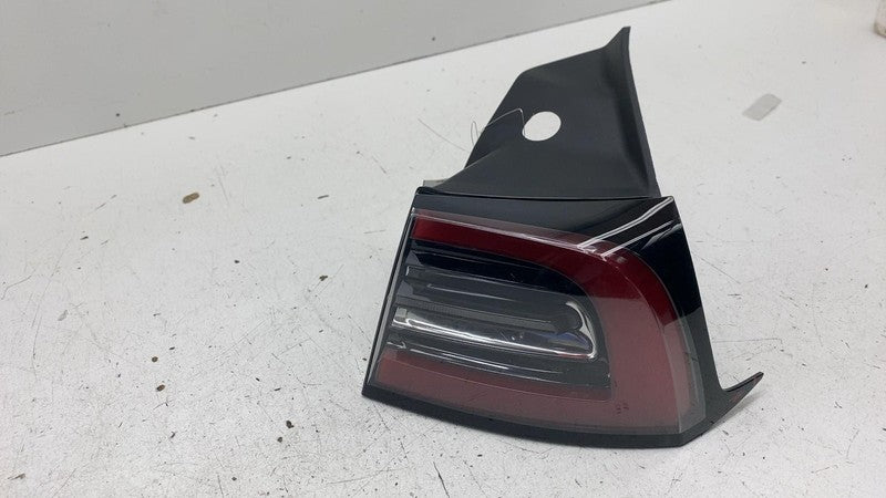 ⭕ 21-24 Model Y Rear Right Outer Exterior Taillight Tail Lamp 4-Pin 15