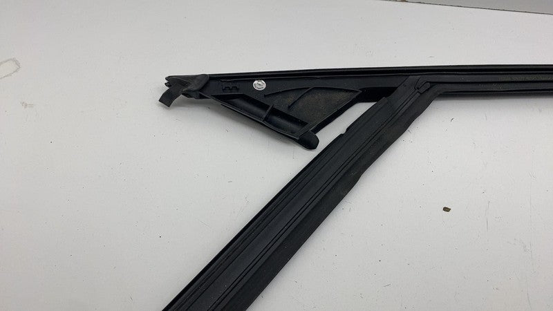 31108768 ⭕ 2021-2023 Polestar 2 Front Right Door Upper Weatherstrip Rubber Seal 31108768