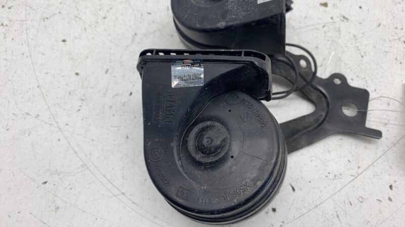 E3 007042 ⭕ 2022 Chrysler Pacific FIAMM Hight & Low Pitch Tone Horn Signal w/ Bracket Assy