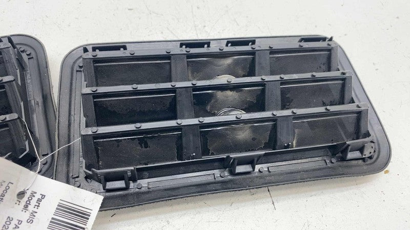 ⭕ 17-25 Chrysler Pacifica Rear Left & Right Quarter Air Vent Grille 68