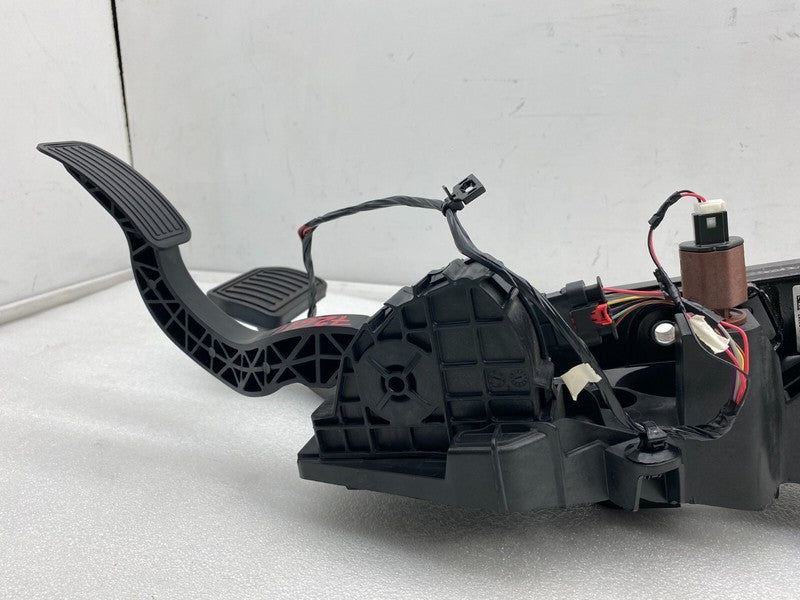 118869100B ⭕ 2020-2023 Tesla Model Y Accelerator and Brake Pedal Pad Assembly 1188691-00-B