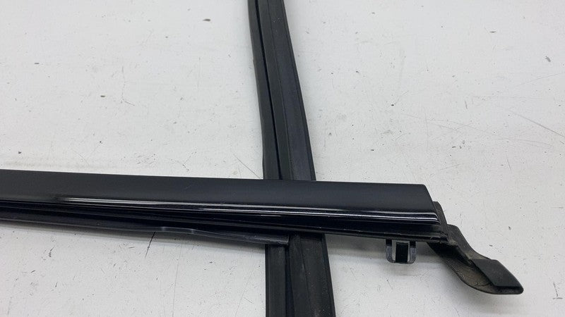 31689731 ⭕ 21-23 Polestar 2 Rear Right Door Window Weatherstrip w/ Trim Molding 31689731