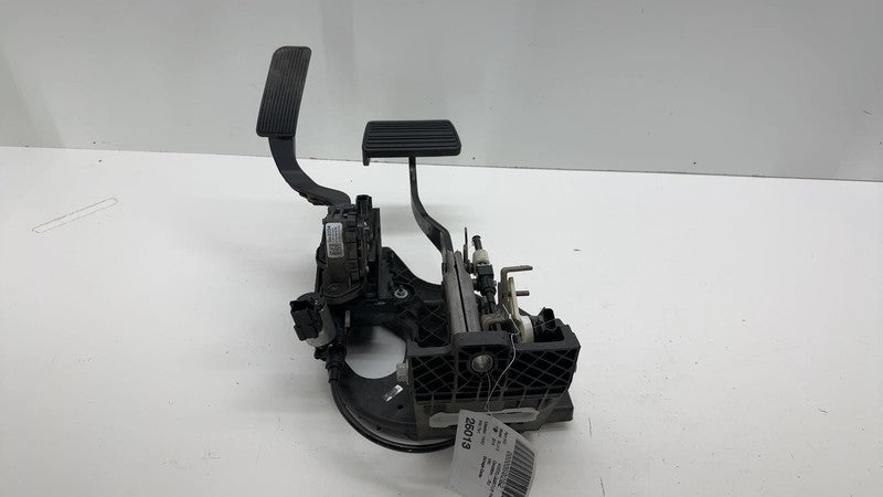 ⭕ 2016 Chevy Silverado 1500 Gas Accelerator and Brake Pedal Assembly 2