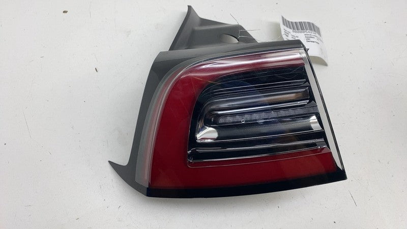 1077399 ⭕ 2017-2022 Tesla Model 3 Rear Exterior Taillight Outer Tail Lamp Left 1077397