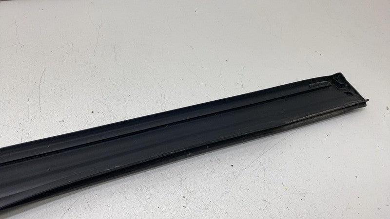 PT00002356 ⭕ 22-24 Rivian R1T Left Driver Side Skirt Rocker Panel Molding Seal PT00002356