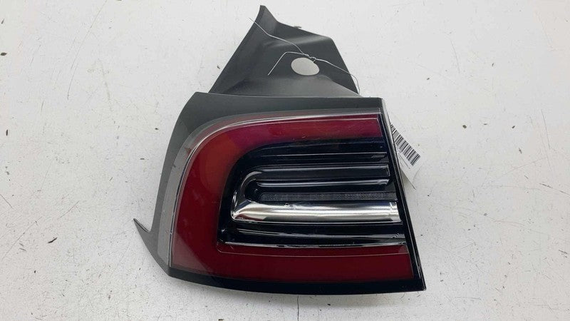 ⭕ 17-22 Model 3 Rear Left Outer Exterior Taillight Tail Lamp 3-Pin 107