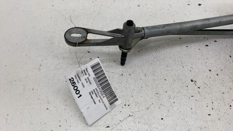 W000061428 2018 2019 BMW 530e G30 Front Windshield Wiper Transmission Linkage w/ Motor Assy
