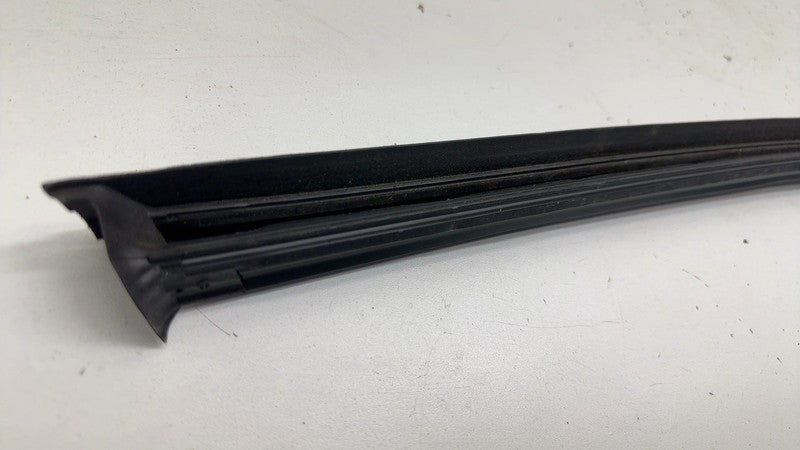 31662565 ⭕ 21-23 Polestar 2 Front Right Door Window Inner Belt Weatherstrip Seal 31662565