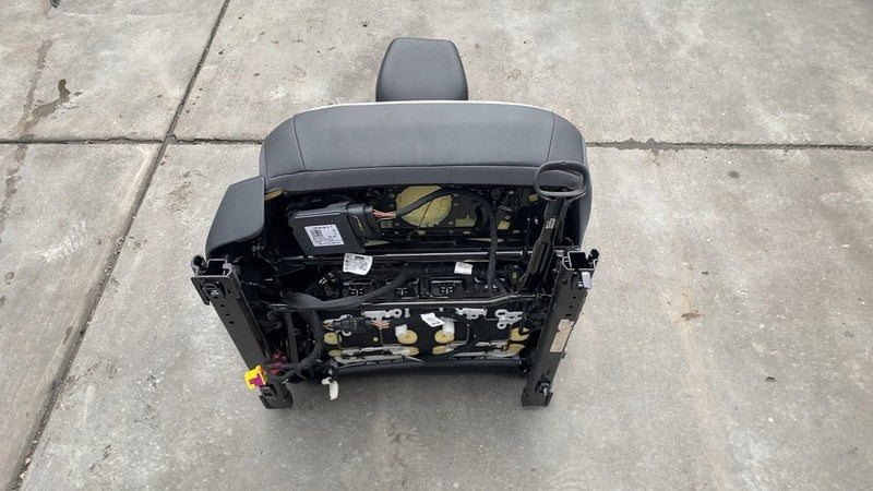 Front Seat VOLKSWAGEN ID4 25