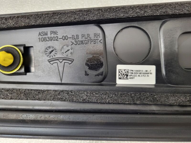 108390200B 16-20 Model X Right B-Pillar Applique Trim Molding w/ Camera & Seal 1092312-98-F