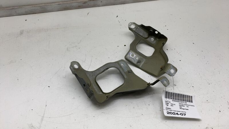 108601700C 17-23 Model 3 Front Left/Right Fender Support Bracket  1086017-00-C/1086016-00-C