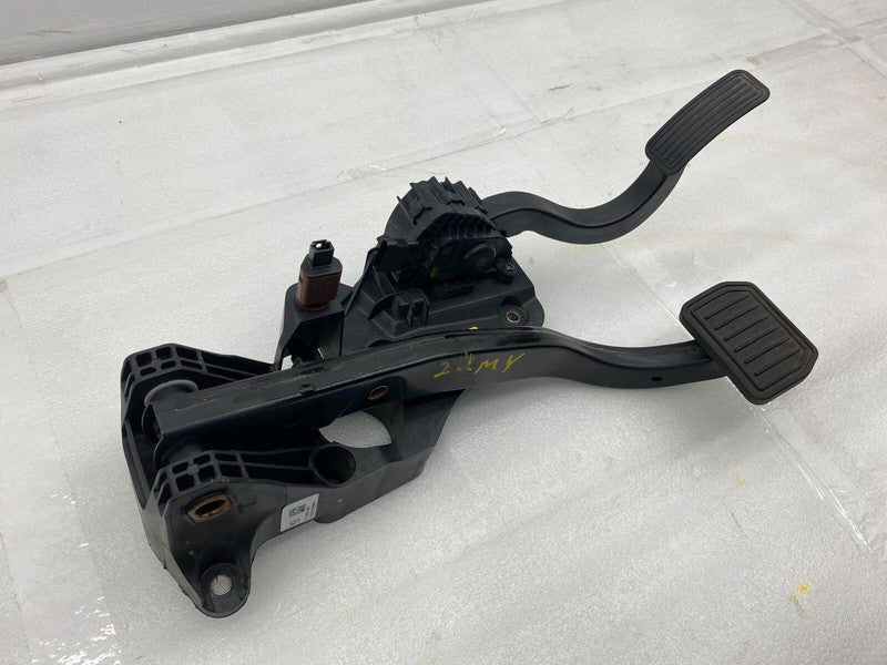 118869100B ⭕ 2020-2023 Tesla Model Y Accelerator and Brake Pedal Pad Assembly 1188691-00-B