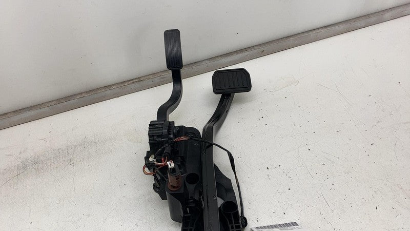 ⭕ 2020-2023 Tesla Model Y MY Accelerator & Brake Pedal Pad Assembly 11