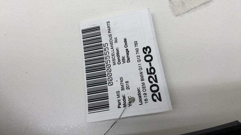 7424734-04 🍩16-19 BMW 740i 750i G11 G12 Trunk Lid License Plate Mount Lower Panel Finisher