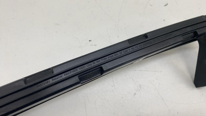 84923391 ⭕19-25 Chevrolet Silverado 1500 Front Right Door Window Glass Channel 84923391