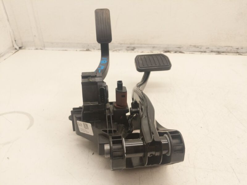 1044691 00 D ⭕ 2017-2023 Model 3 Accelerator and Brake Foot Pedal w/ Switch Base 1044691-00-D