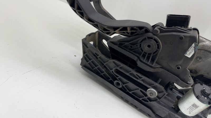 ⭕ 2016 Chevy Silverado 1500 Gas Accelerator and Brake Pedal Assembly 2