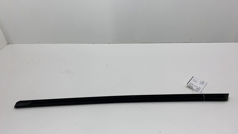 149571200C ⭕ 20-24 Tesla Model Y Rear Left Door Window Outer Belt Seal Molding 1495712-00-C