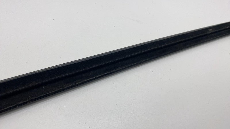 149571200C ⭕ 20-24 Tesla Model Y Rear Left Door Window Outer Belt Seal Molding 1495712-00-C