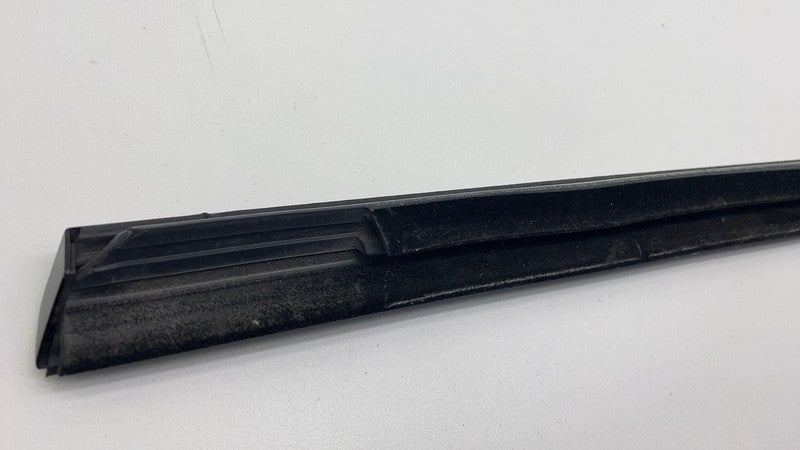 149571200C ⭕ 20-24 Tesla Model Y Rear Left Door Window Outer Belt Seal Molding 1495712-00-C
