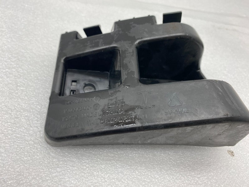 149403800B ⭕ 20-24 Model Y Rear Driver Side Tail Lamp Taillight Bracket Left 1494038-00-B