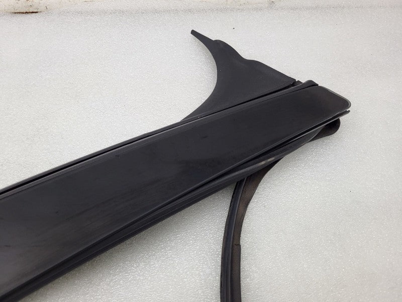 103236300C ⭕ 16-20 Tesla Model X B-Pillar Applique Glass Left w/ Rubber Seal 1032363-00-C
