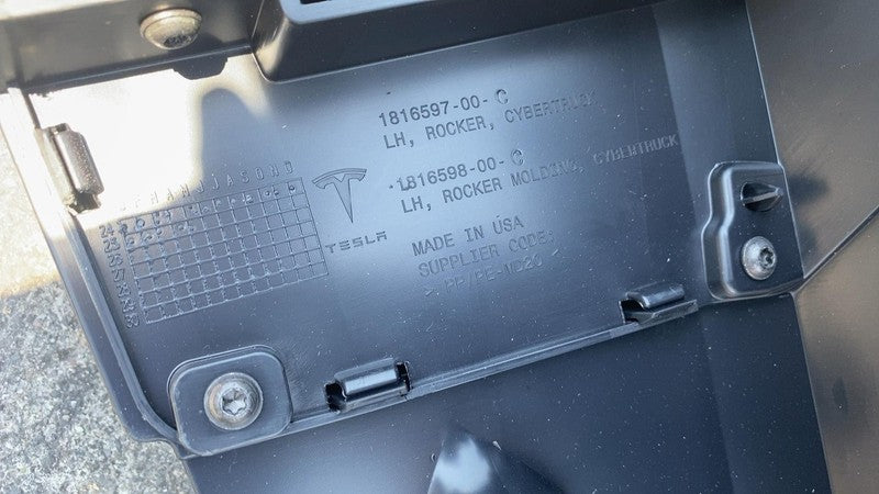 181659700C ⭕ 2024-2025 Cybertruck Left Rocker Panel Skirt Trim Molding Cover 1816597-00-C