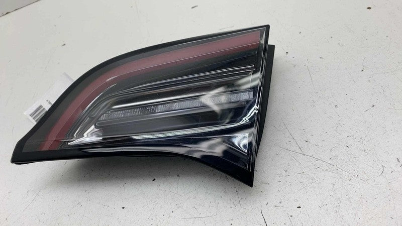 1077402-00-E ⭕ 2017-2023 Model 3 Rear Right Inner Taillight LED Tail Lamp 3-Pin 1077402-00-E