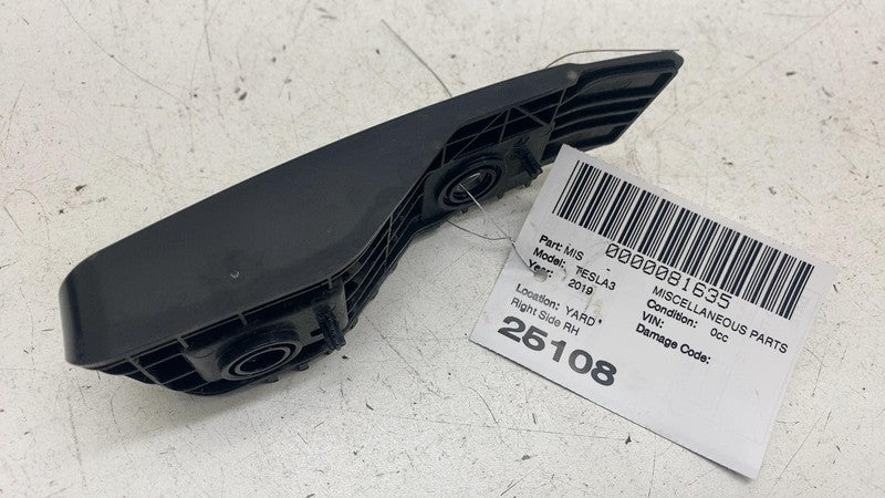 ⭕ 17-23 Model 3 Rear Right Bumper Taillamp Taillight Mount Bracket 108