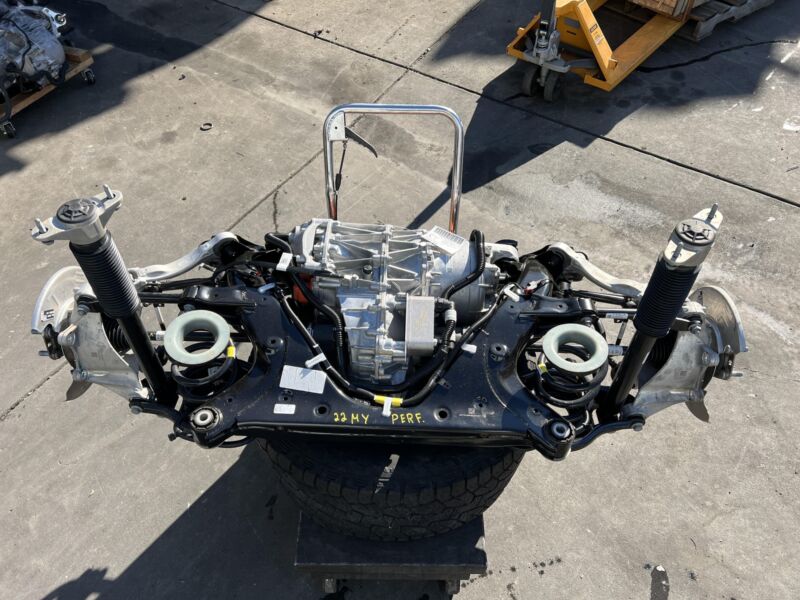 1120980-00-J 20-23 Tesla Model Y Electric Rear Drive Unit Performance w Subframe 1120980-00-J