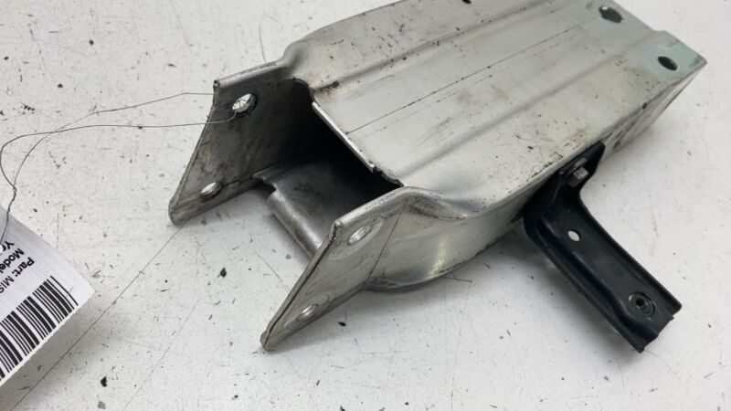 A 212 620 08 95 10-16 Mercedes E350 E-Class Front Right Bumper Reinforcement Bracket A2126200895