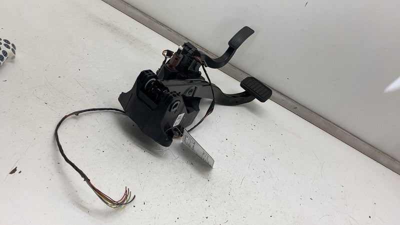 ⭕ 2020-2023 Tesla Model Y MY Accelerator & Brake Pedal Pad Assembly 11