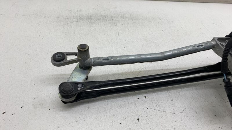 670007561 ⭕ 2017-2020 Maserati Levante Front Windshield Wiper Motor and Linkage 670007561