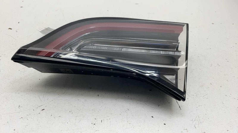 1077402-00-E ⭕ 2017-2023 Model 3 Rear Right Inner Taillight LED Tail Lamp 3-Pin 1077402-00-E