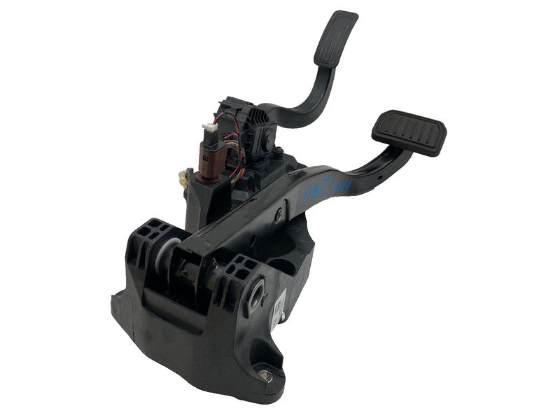 ⭕ 2020-2024 Tesla Model Y Accelerator and Brake Pedal Pad Assembly 118