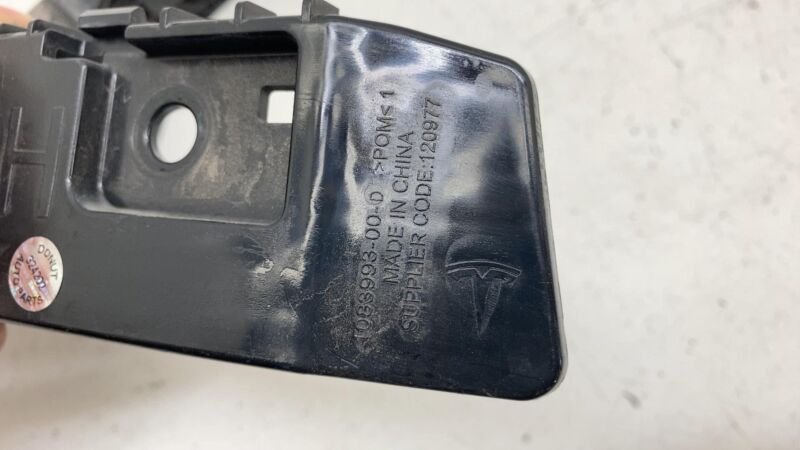 108399300D 17-23 Model 3 Rear Left & Right Bumper Taillight Lamp Mount Bracket 1083993-00-D