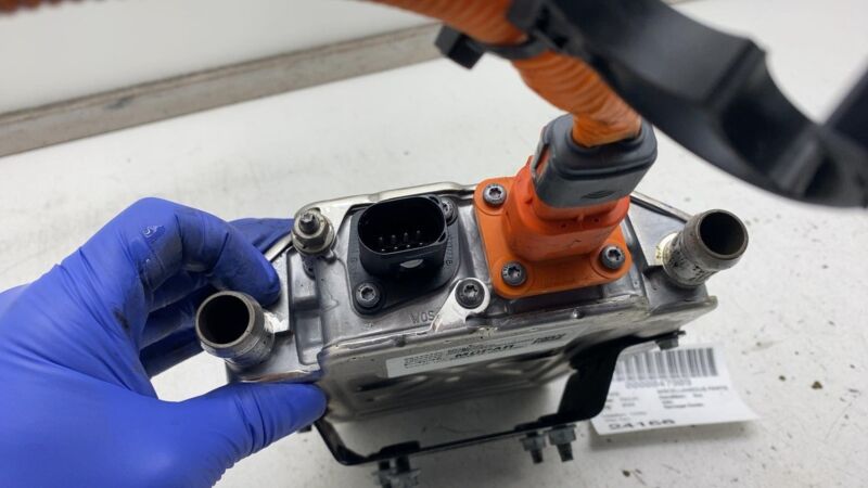 E1 122R-00 0482 2017-2023 Chrysler Pacifica Radiator Fluid Heating Module Assembly E1122R000482