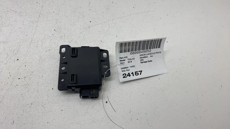 1093295 00 A 2017-2023 Tesla Model 3 Center Console Front USB Hub Charger Control Module OEM