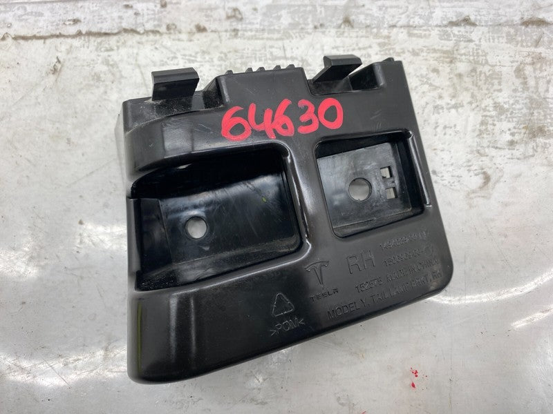 1494039-00-D ⭕ 20-24 Model Y Rear Passenger Tail Lamp Taillight Bracket Right RH 1494039-00-D
