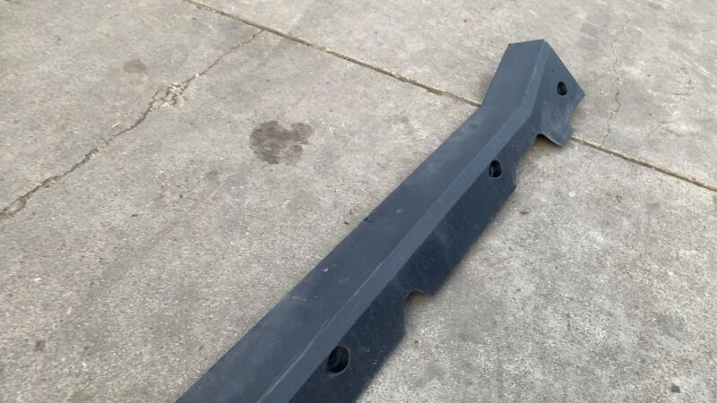 181660000C 2024-2025 Tesla Cybertruck Passenger Side Right Rocker Panel Molding RH Assembly