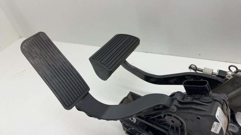 ⭕ 2016 Chevy Silverado 1500 Gas Accelerator and Brake Pedal Assembly 2
